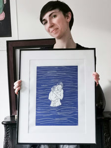 Véronique Buyer, artiste derrière Véronique Buyer Créations, présentant la linogravure de la mère à l'enfant  L'Etreinte
